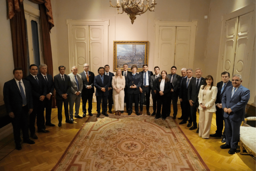 El presidente Javier Milei junto a los gobernadores en la &uacute;ltima reuni&oacute;n en Casa Rosada.