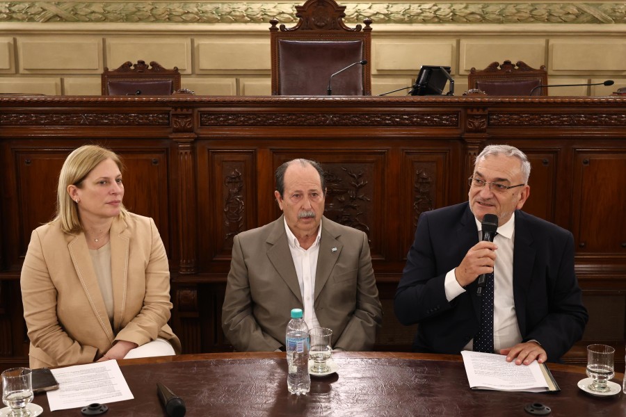 Gisela Scaglia, Owen Crippa y Alcides Calvo durante el acto.