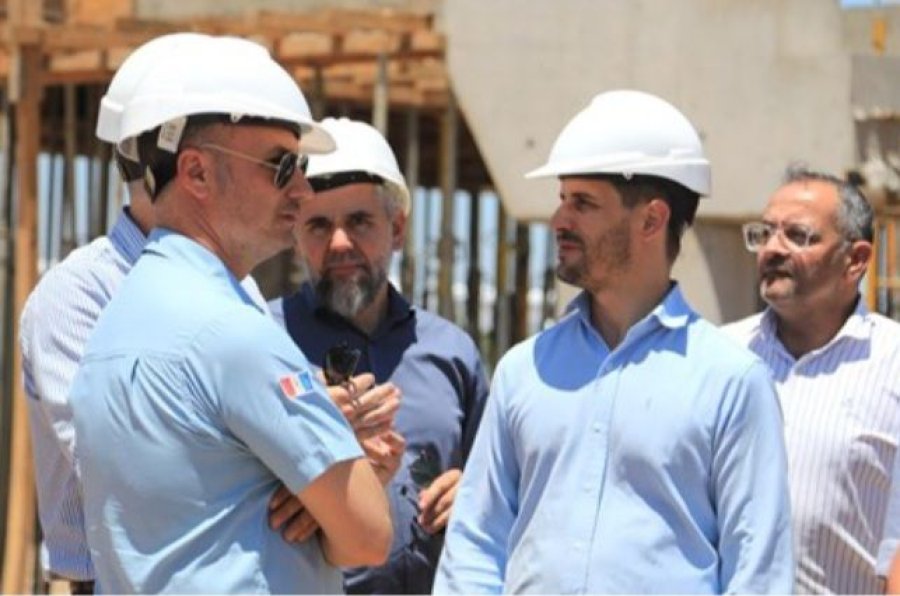 RECORRIDA. Viotti observ&oacute; las obras.