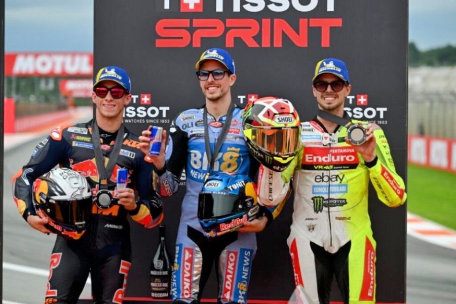 Pedro Acosta (2&deg;), Alex M&aacute;rquez (1&deg;) y Fabio Di Giannantonio (3&deg;) en el podio de Valencia.