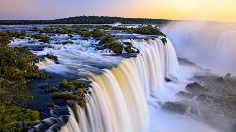 Cataratas del Iguaz&uacute;, fant&aacute;stica manifestaci&oacute;n natural que comparten Argentina y Brasil, vista del lado argentino.