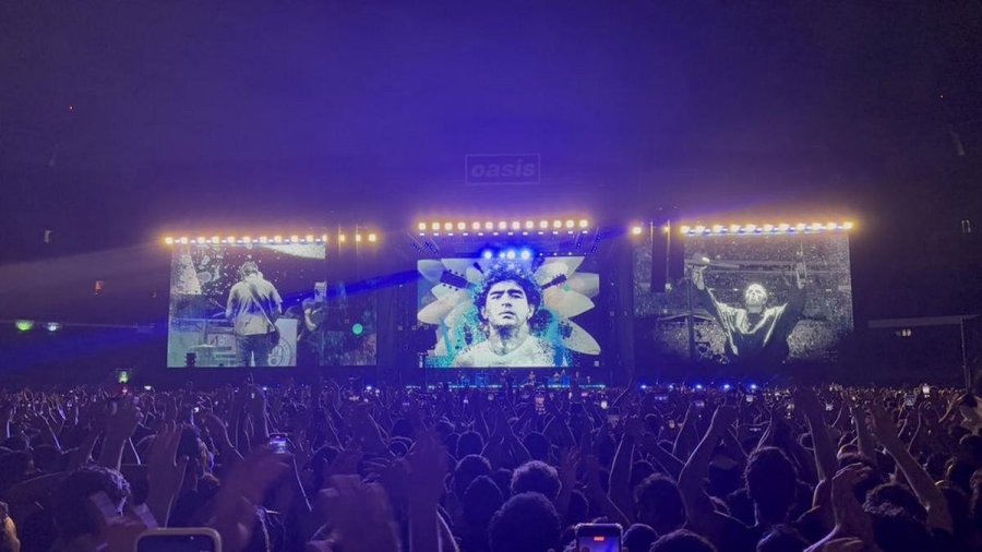 EUFORIA HISTORICA. La banda de los hermanos Gallagher volvi&oacute; a presentarse en Buenos Aires tras 16 a&ntilde;os. Repas&oacute; sus grandes hits mundiales y dej&oacute; un gui&ntilde;o para "El Diez".