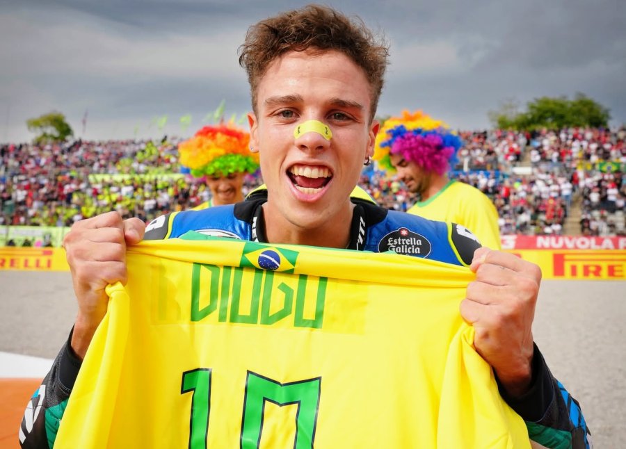 Diogo Moreira festeja su t&iacute;tulo con la camiseta n&uacute;mero 10 de la selecci&oacute;n de Brasil.