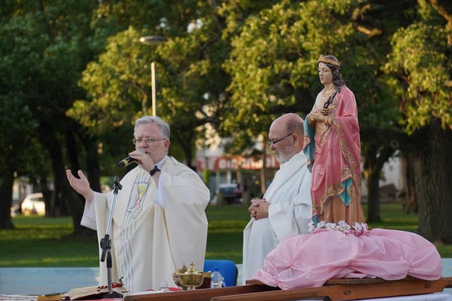 Mons.  Pedro Torres durante la Homil&iacute;a, el Padre Oscar Sar y la imagen de Santa Margarita.