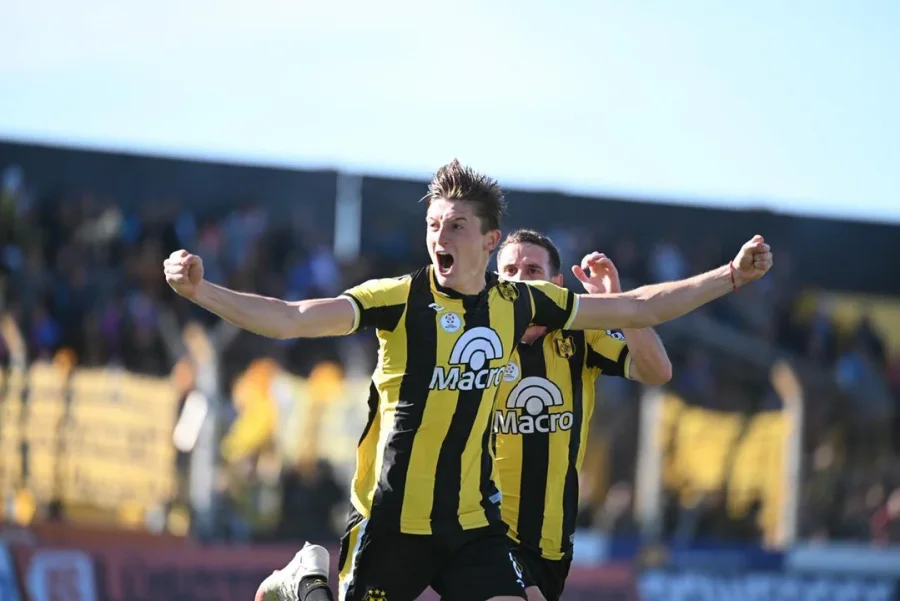 Deportivo Madryn elimin&oacute; al Deportivo Mor&oacute;n con mucha pol&eacute;mica.