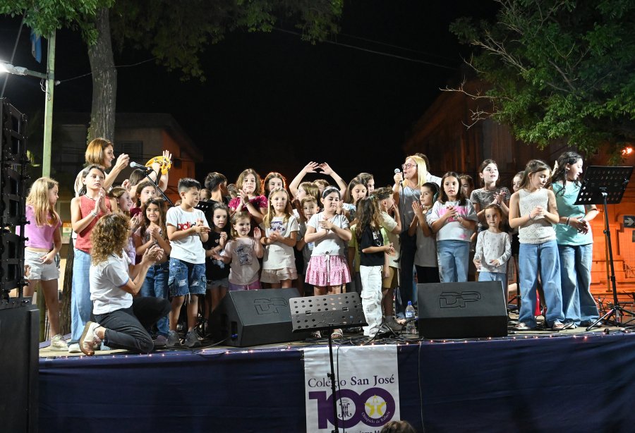 Alumnos del Colegio San Jos&eacute; sobre el escenario que se mont&oacute; sobre calle 9 de Julio, casi esquina Necochea. (FOTO COLEGIO SAN JOS&Eacute;)