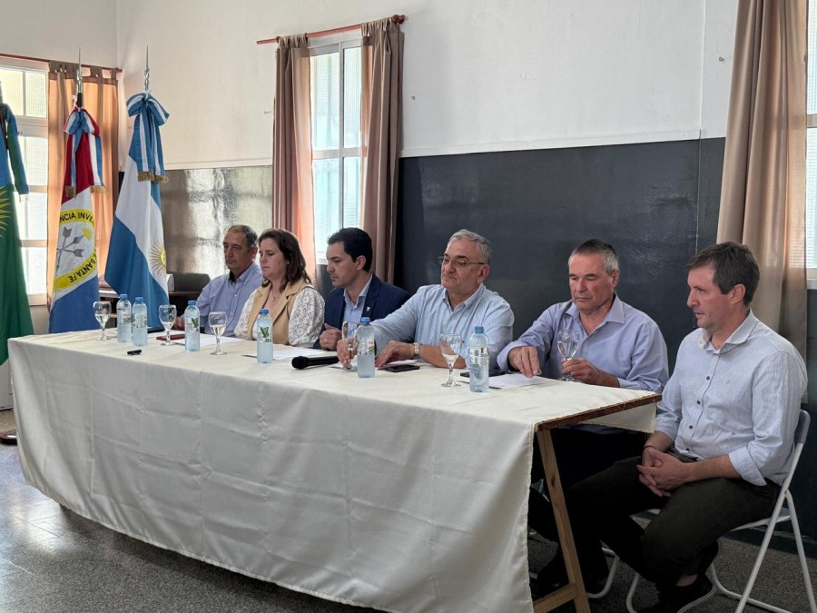 La mesa que presidi&oacute; el encuentro.