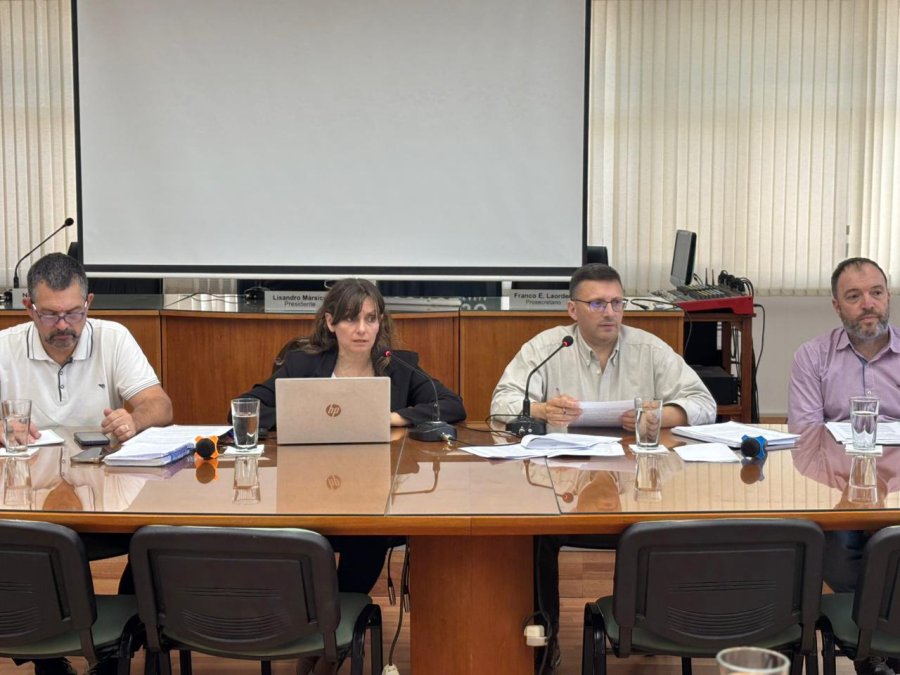 Germ&aacute;n Bottero, Silvina Bravino, Lisandro M&aacute;rsico y Gustavo Fino durante el an&aacute;lisis del proyecto de ordenanza Tributaria.