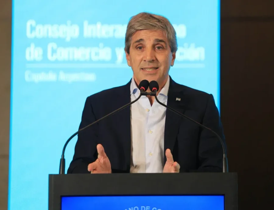 Caputo &ldquo;patea&rdquo; el pago de deuda interna a 2027.