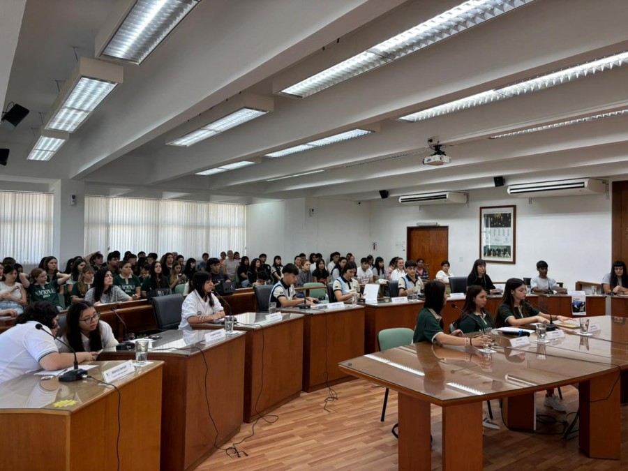 La sala de sesiones del Concejo Municipal de Rafaela fue sede de la cuarta y &uacute;ltima sesi&oacute;n de Concejo Joven 2025.