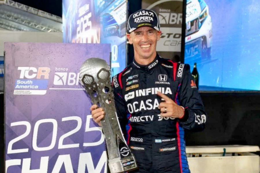 Leonel Pern&iacute;a muestra con orgullo el trofeo conseguido en Brasil.