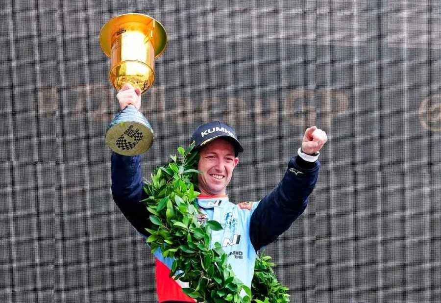 N&eacute;stor Girolami con el trofeo en alto en el trazado urbano de Macao.