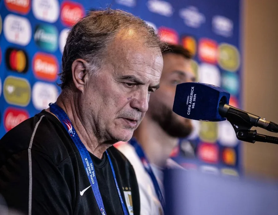 Marcelo Bielsa, entrenador de la Selecci&oacute;n uruguaya.