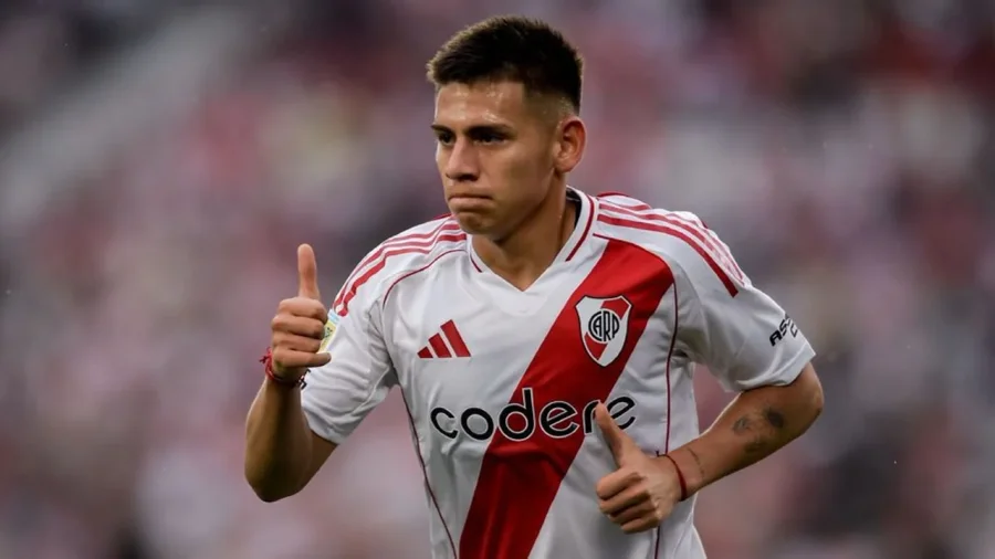 Claudio Echeverri con la camiseta de River.