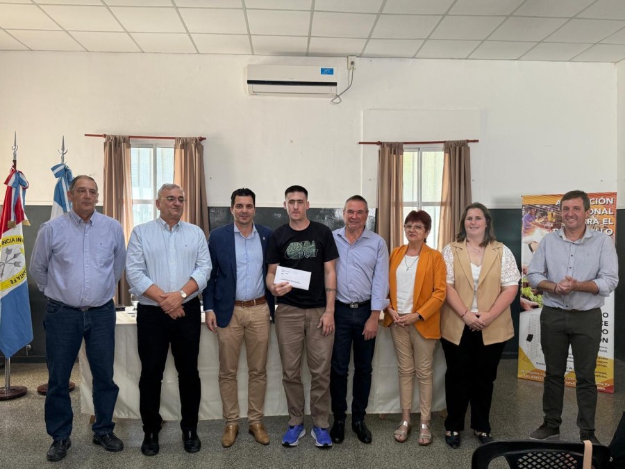 CEREMONIA. Algunos beneficiarios junto a autoridades
