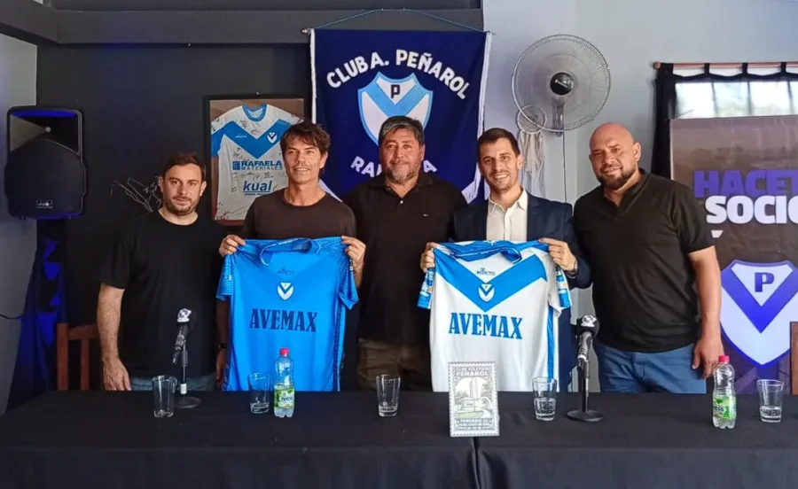 EN VILLA ROSAS. Ariel Garc&eacute; junto a Leonardo Viotti, Hugo Morel y Alejandro B&aacute;ez, presidente de Pe&ntilde;arol, y Dami&aacute;n, uno de los organizadores del torneo.