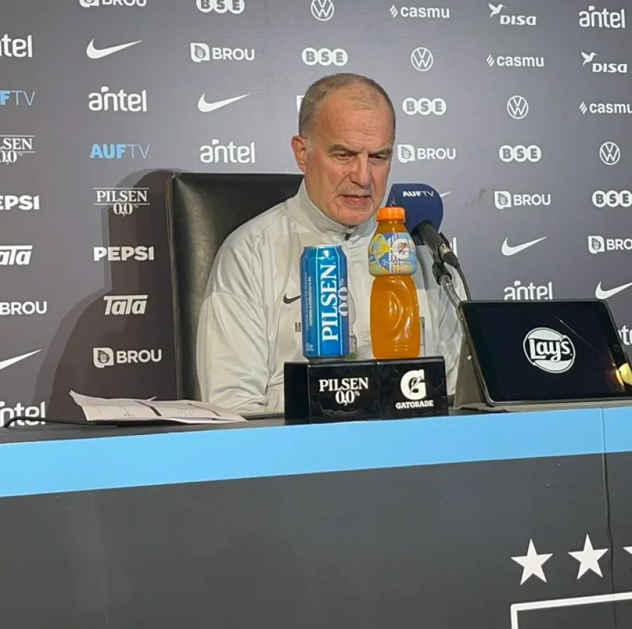 Marcelo Bielsa en la conferencia en la que afirm&oacute; que continuar&aacute; como DT de la Selecci&oacute;n de Uruguay.
