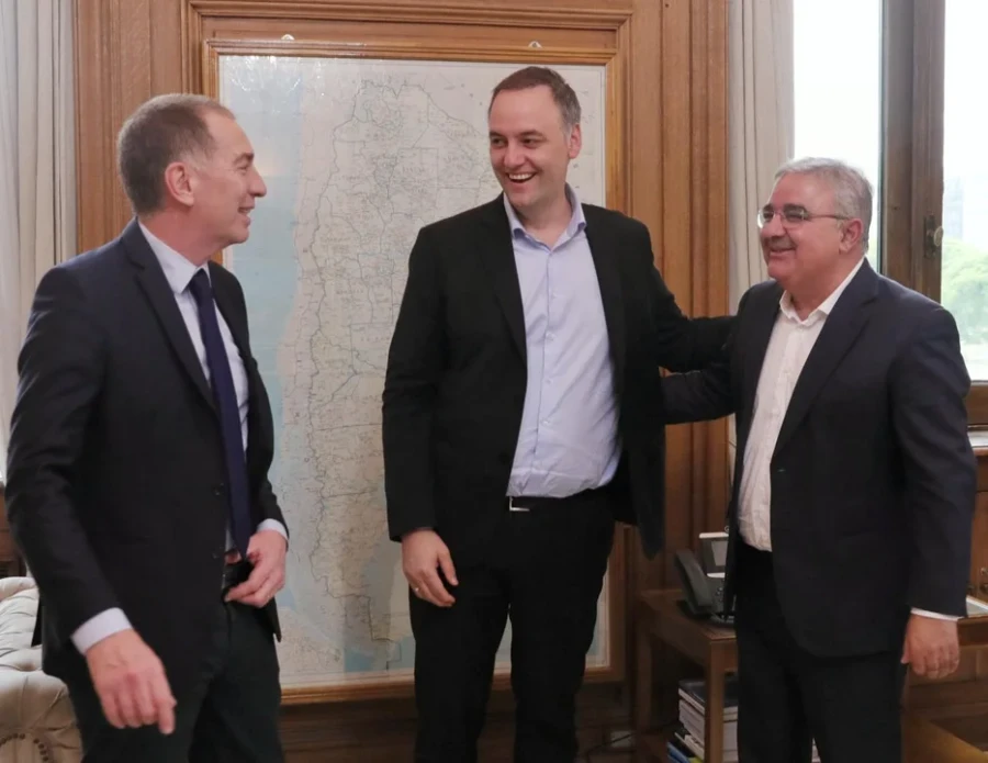 Manuel Adorni con Diego Santilli y Ra&uacute;l Jalil.