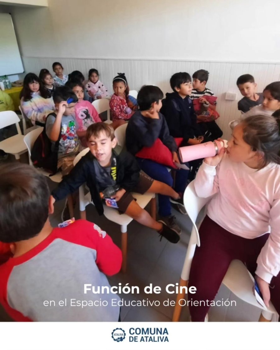 Un grupo de ni&ntilde;os durante la funci&oacute;n.