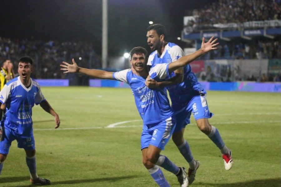 Estudiantes de R&iacute;o Cuarto venci&oacute; a Deportivo Madryn y sue&ntilde;a con el ascenso a Primera