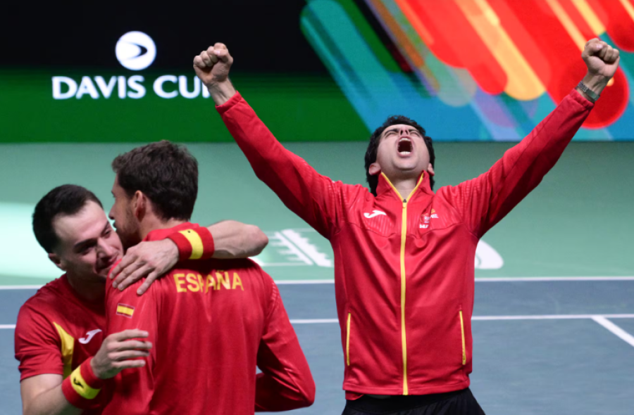 Los espa&ntilde;oles celebran el pasaje a la final