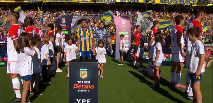 Los jugadores de Estudiantes de La Plata le dan la espalda a los de Rosario Central en repudio por el t&iacute;tulo que le invent&oacute; la AFA.