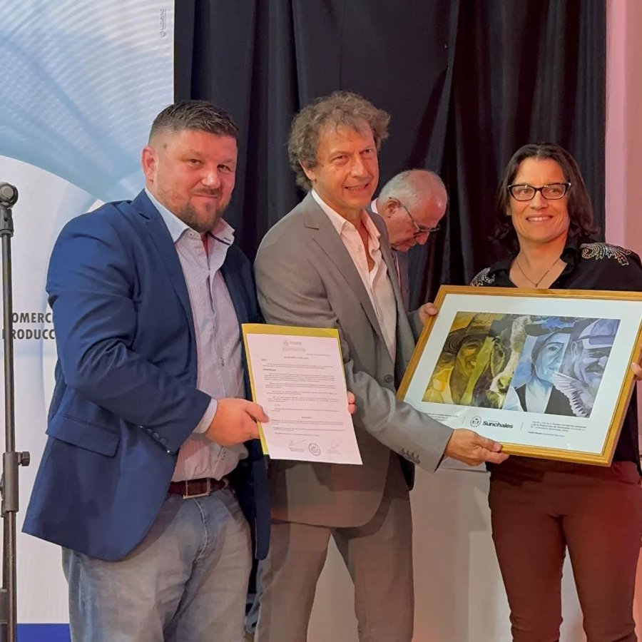 Pablo Pinotti, C&eacute;sar Alemani y Eugenia Gamero durante la entrega.