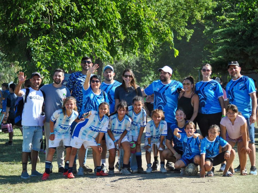 Los concejales del bloque PJ con uno de los equipos de Atl&eacute;tico en el Sue&ntilde;o Celeste femenino, en el predio del Aut&oacute;dromo.