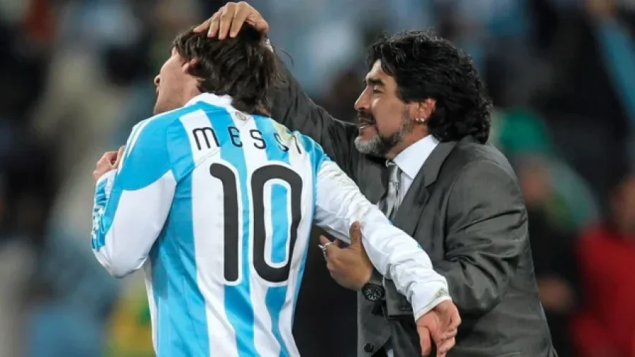 Diego Armando Maradona felicita a Lionel Messi en Sud&aacute;frica 2010.