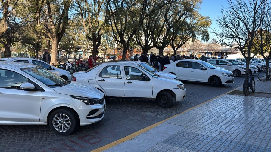 Los remiseros durante la movilizaci&oacute;n del 11 de agosto frente al Municipio; ya pasaron m&aacute;s de tres meses y por ahora no hay respuestas.