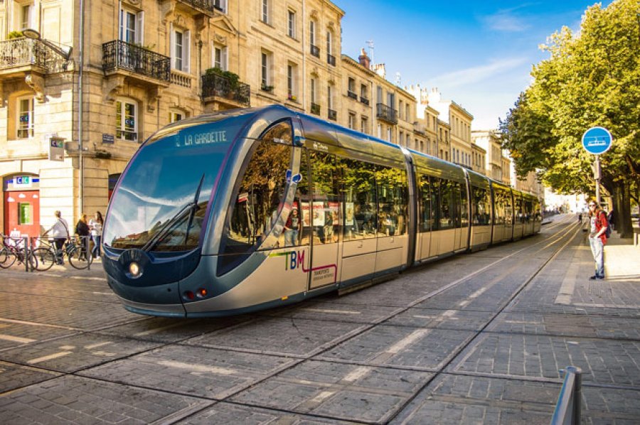 Los sistemas de transporte sostenibles pueden reducir desigualdades, al hacer que el transporte sea accesible para comunidades vulnerables.