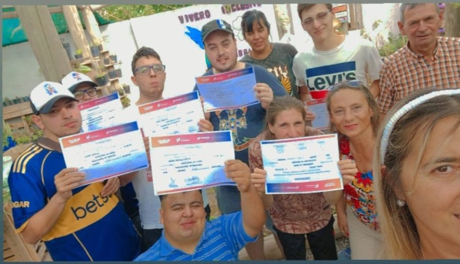 Un grupo de becados que recibi&oacute; su certificado.