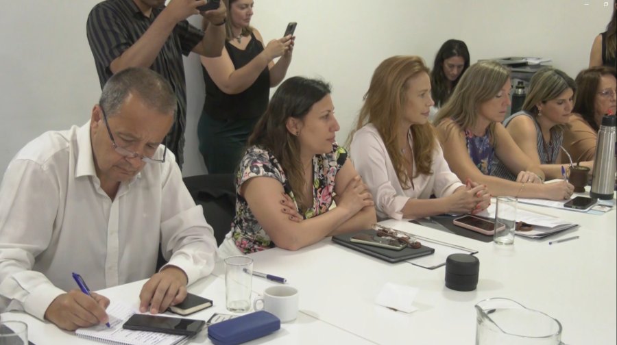 Los diputados que integran la Comisi&oacute;n de Salud durante la reuni&oacute;n de este mi&eacute;rcoles con familiares v&iacute;ctimas del fentanilo contaminado.