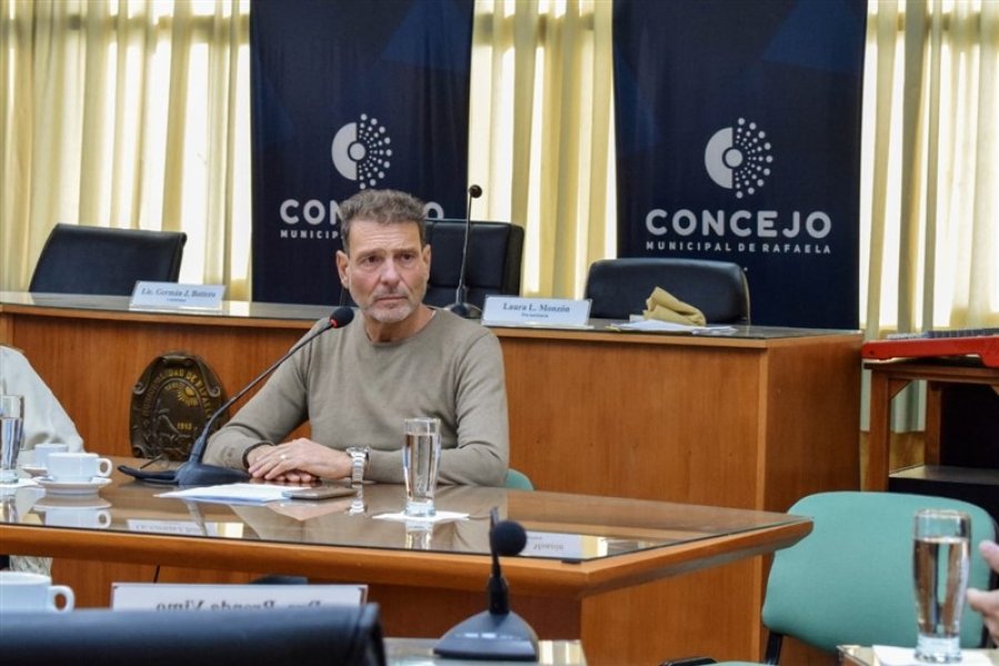 El secretario General del SEOM, Dar&iacute;o Cocco en una de sus visitas al Concejo; este jueves ser&aacute; anfitri&oacute;n de los ediles en la sede del gremio de los municipales.
