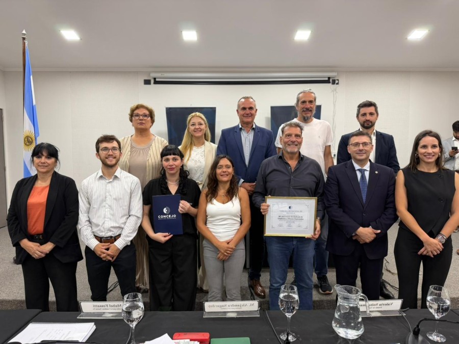 Los ediles hicieron entrega de la placa que certifica esta distinci&oacute;n a Dario Cocco, secretario general.