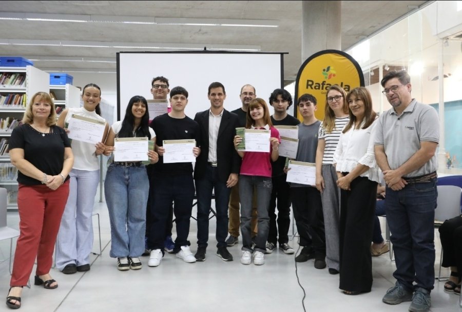 Viotti se reuni&oacute; con los estudiantes que llevaron a cabo experiencias laborales en distintas &aacute;reas del Estado local.
