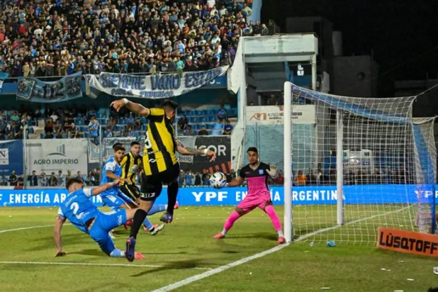 Estudiantes de R&iacute;o Cuarto gan&oacute; la ida 2-0.