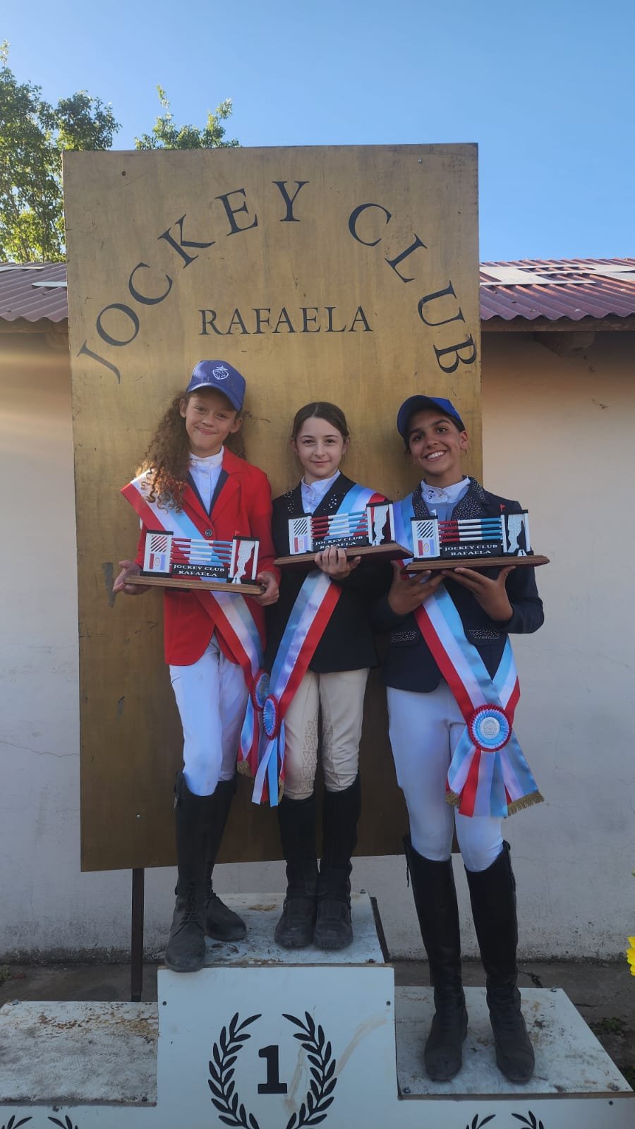 Las Campeonas provinciales Mar&iacute;a P&iacute;a Abatidaga, Lourdes Pronotti y Guillermina Fessai.
