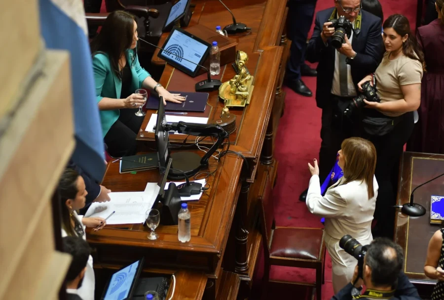 Villarruel y Bullrich al t&eacute;rmino de la sesi&oacute;n.