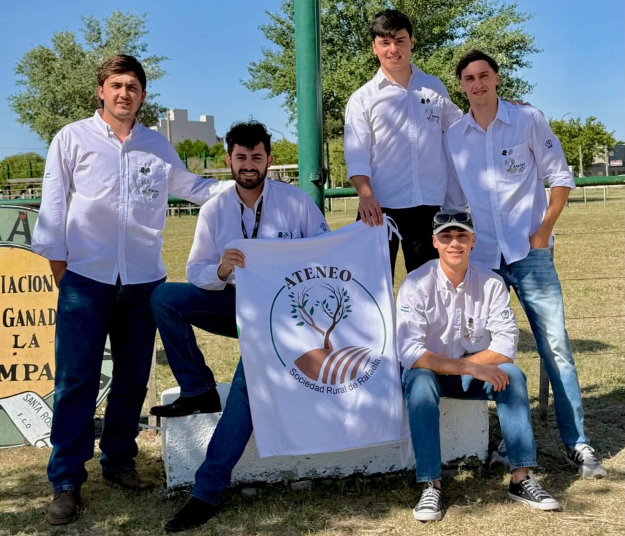 DELEGACI&Oacute;N RAFAELINA. Los j&oacute;venes del Ateneo de esta ciudad durante su participaci&oacute;n en el Congreso Nacional en Santa Rosa.