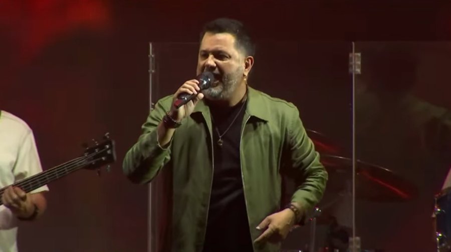 DISFRUTE. El artista se present&oacute; frente a una multitud en las inmediaciones del Hospital.