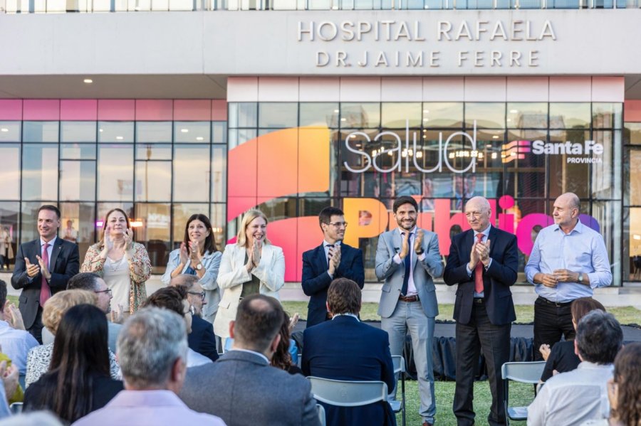 RECONOCIMIENTO. El gobernador Pullaro junto al resto de las autoridades en uno de los momentos emotivos de la inauguraci&oacute;n del nuevo Hospital.