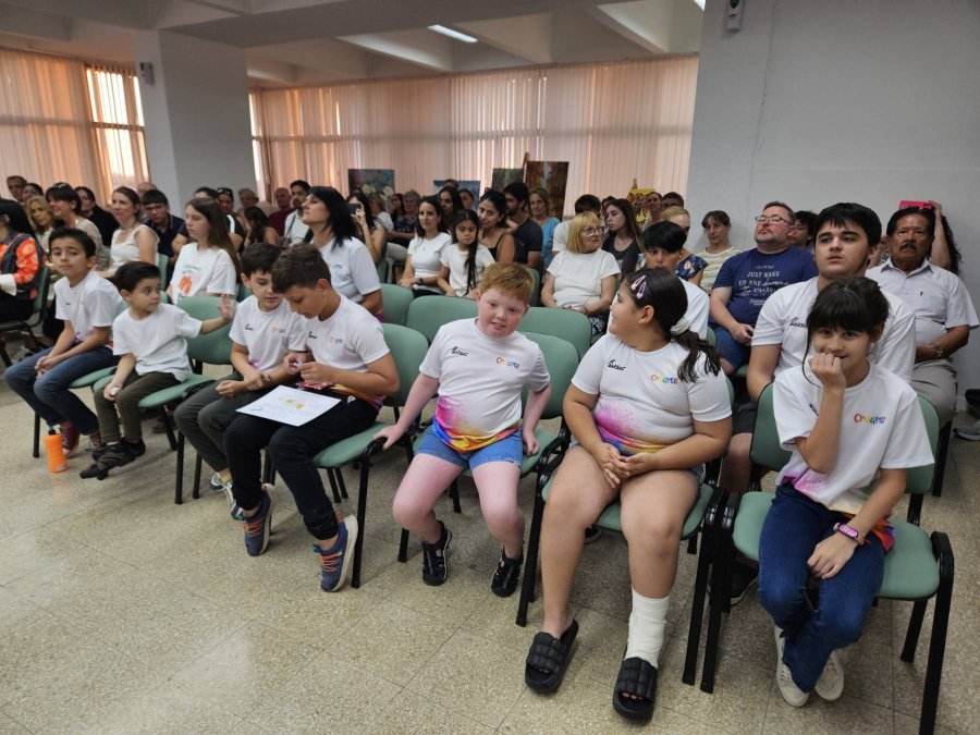 LOS ALUMNOS. Contentos y emocionados por ver el fruto de su dedicación junto a sus familias.