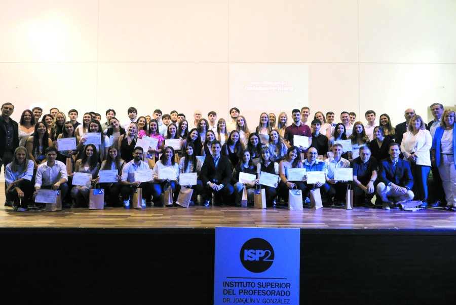 EN EL INSTITUTO. El intendente form&oacute; parte del acto de cierre acad&eacute;mico 2025 del CUR.
