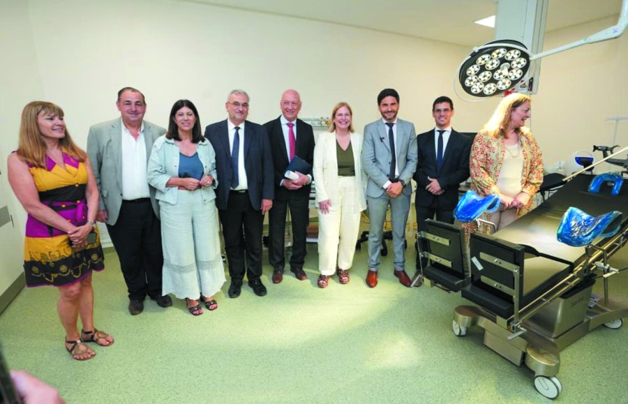 LOS PRIMEROS. Pullaro, Scaglia, Viotti, entre otros funcionarios, observaron c&oacute;mo qued&oacute;, puertas adentro, el Nuevo Hospital.