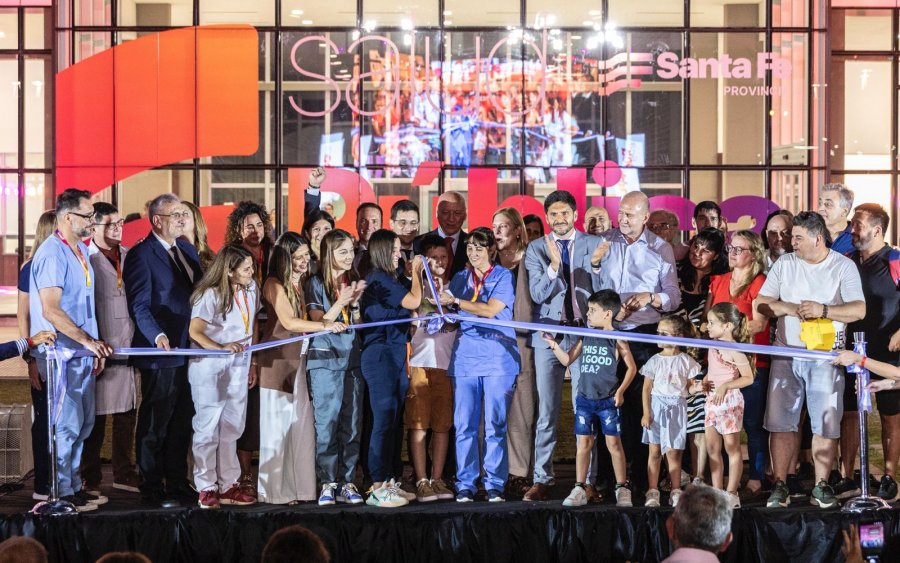 CORTE DE CINTAS. Pullaro, Scaglia y los trabajadores de la Salud del Nuevo Hospital Regional de Rafaela, dejaron inaugurado oficialmente el efecto m&aacute;s moderno del pa&iacute;s.