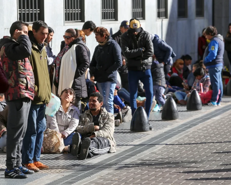 El empleo privado cay&oacute; seis veces m&aacute;s que el empleo p&uacute;blico, seg&uacute;n la UBA.