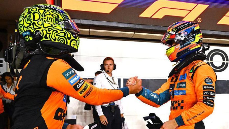 Lando Norris saluda a Oscar Piastri luego de la clasificaci&oacute;n.