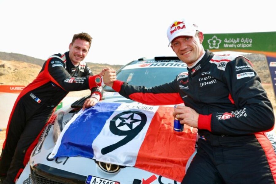 S&eacute;bastien Ogier y Vincent Landais y la bandera de Francia con el n&uacute;mero 9.