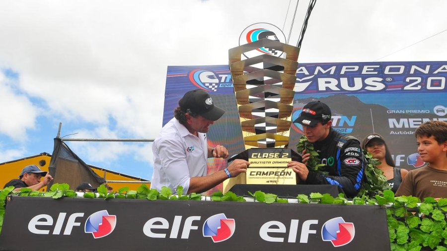 Bautista Damiani con el trofeo que logr&oacute; por su t&iacute;tulo en la Clase 2.